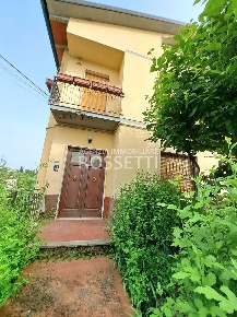 Foto Casa indipendente a Cerreto Guidi Centro di 210 m² con 7 locali