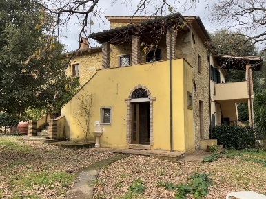 Foto Casale a Riparbella di 150 m² con 6 locali in vendita