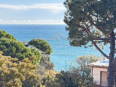 Foto Villa unifamiliare in Via Bricco del Poggio 32, Savona di 268 m²