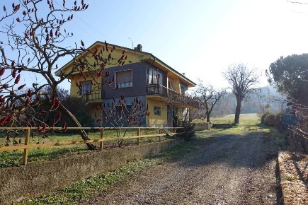 Foto Villa unifamiliare in Regione Marmo, Canelli di 279 m² con 7 locali