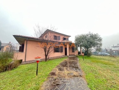 Foto Casa indipendente in VIA GIACOMO PUCCINI, Lurano di 322 m² in vendita