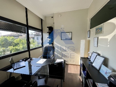 Foto Ufficio in Piazza La Pira, Lissone Stazione di 221 m² con 12 locali