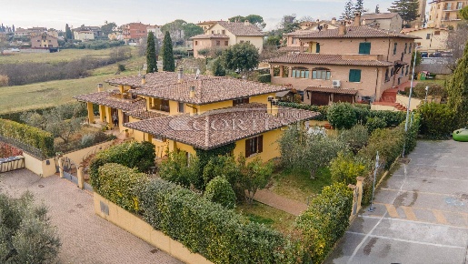 Foto Villa bifamiliare a Torgiano di 260 m² con 5 locali in vendita