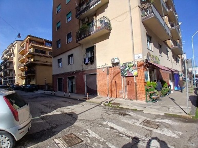 Foto Negozio in Piazza Bonaventura Zumbini, Cosenza Centro di 25 m²