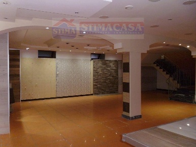 Foto Locale commerciale a Casoria Centro di 150 m² con 4 locali in affitto