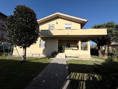 Foto Villa singola in Via CATANZARO 5, Aprilia Semicentro di 280 m²