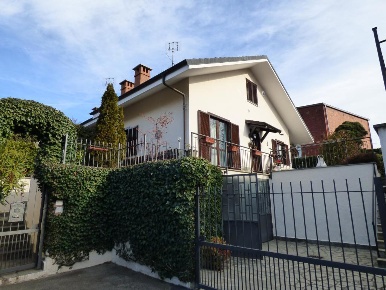 Foto Villa unifamiliare in Via Giovanni Bartolomeo Olivet 7/1, Airali