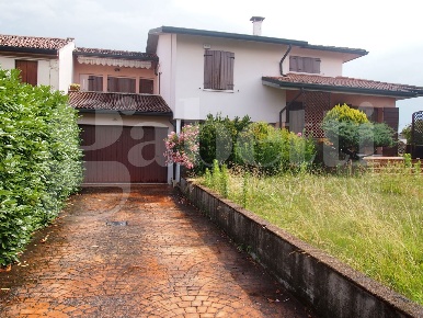 Foto Villa unifamiliare in Via almerini 66, Legnago Centro di 460 m²