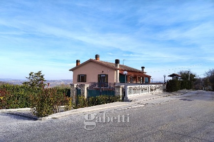 Foto Villa singola in Colle Serano, Campobasso Cese di 248 m² con 8 locali