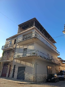 Foto Casa indipendente a Partinico di 400 m² con 13 locali in vendita