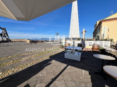 Foto Attività commerciale a Alghero di 243 m² con 5 locali in vendita