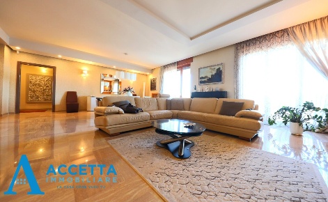 Foto Appartamento in Piazza Giovanni XXIII 13, Taranto Borgo di 179 m²