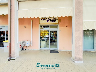 Foto Attività commerciale a Sarzana di 63 m² con 2 locali in vendita