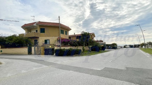 Foto Box in Via Delle Giunchiglie, Ardea Lido dei Pini di Ardea - Lupetta