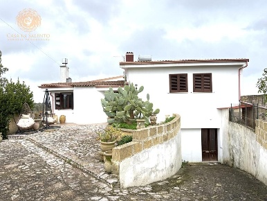 Foto Villa unifamiliare a Specchia di 3665 m² con 13 locali in vendita