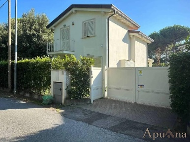 Foto Villa unifamiliare a Montignoso Cinquale di 155 m² con 4 locali