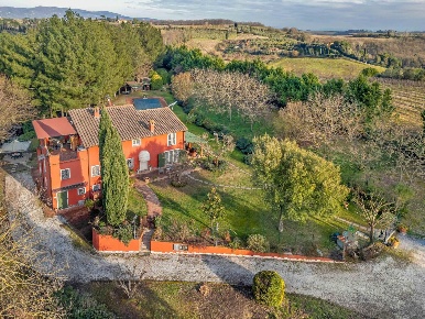 Foto Villa unifamiliare a Fucecchio di 400 m² con 10 locali in vendita