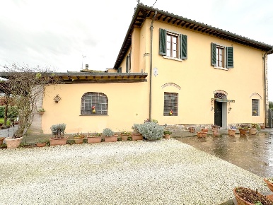 Foto Rustico a Monsummano Terme di 330 m² con 8 locali in vendita