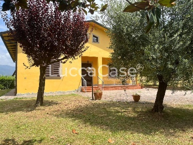Foto Villa unifamiliare a Porcari di 150 m² con 5 locali in vendita