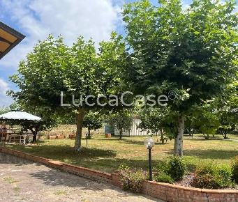 Foto Villa unifamiliare a Porcari di 150 m² con 5 locali in vendita