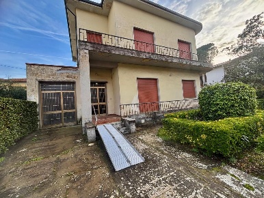 Foto Villa unifamiliare a Santa Croce sull'Arno Centro di 280 m² in vendita