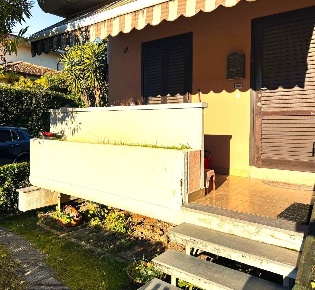 Foto Villa a schiera a Massa Marina di Massa Centro di 95 m² con 5 locali