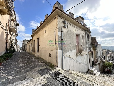 Foto Casa indipendente in VIA GARIBALDI, Giarratana di 188 m² con 8 locali