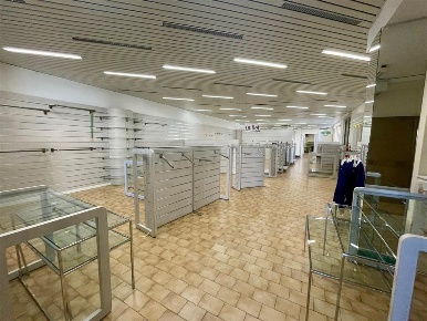 Foto Negozio in Via Cavour, Castronno Centro di 400 m² con 4 locali