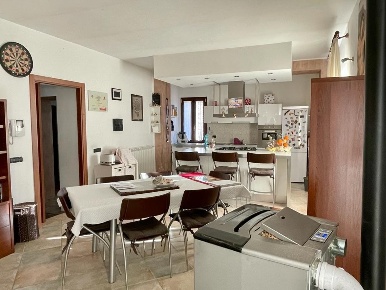 Foto Appartamento in Via Del Fontanone, Azzate Centro di 90 m² con 3 locali