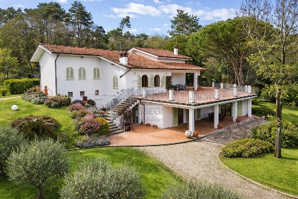 Foto Villa unifamiliare in Via dei Cotani 211, Lucca di 500 m² in vendita