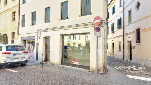 Foto Negozio in Via Municipio 22, Treviso Piazza dei Signori di 25 m²