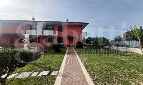Foto Villa bifamiliare in Antonio Gramsci, Pastorano di 229 m² con 5 locali