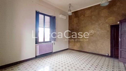 Foto Ufficio a Lucca San Concordio di 330 m² con 8 locali in affitto
