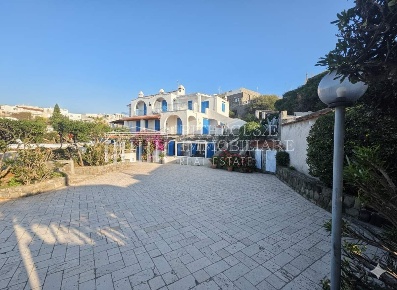 Foto Appartamento a Forio Centro di 150 m² con 45 locali in vendita