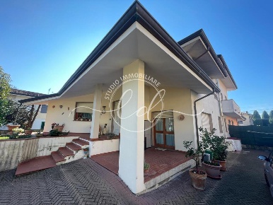 Foto Villa singola a Massarosa Bozzano, Quiesa di 300 m² con 14 locali