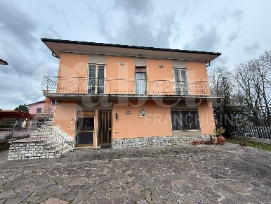 Foto Casa indipendente a Santa Maria a Monte Centro di 250 m² con 10 locali