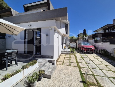 Foto Villa unifamiliare in Via del Monumento 170, Anzio Villa Claudia