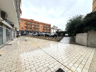 Foto Negozio in Via LibertÃ  27, Maddaloni Centro di 142 m² con 2 locali