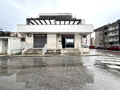 Foto Negozio in Via Padre Pio 42, Maddaloni Centro di 145 m² con 2 locali