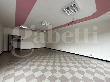 Foto Negozio in Via Marconi snc, Erba Centro di 90 m² con 3 locali