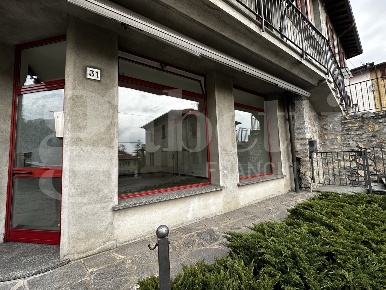 Foto Negozio in Via Marconi snc, Erba Centro di 90 m² con 3 locali