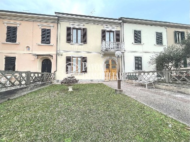 Foto Villa a schiera in Via Pratese, Pistoia Centro Storico di 180 m²