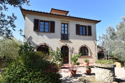 Foto Villa unifamiliare in Via Roma, Montescudaio di 356 m² con 12 locali