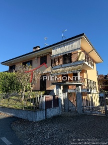 Foto Villa bifamiliare a Borgomanero di 240 m² con 5 locali in vendita