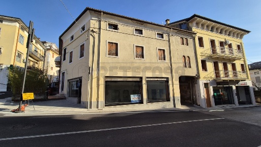 Foto Locale commerciale a Cornedo Vicentino Centro di 82 m² con 2 locali