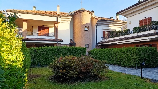 Foto Appartamento in Via Donatori Di Sangue, Lesmo di 202 m² con 4 locali
