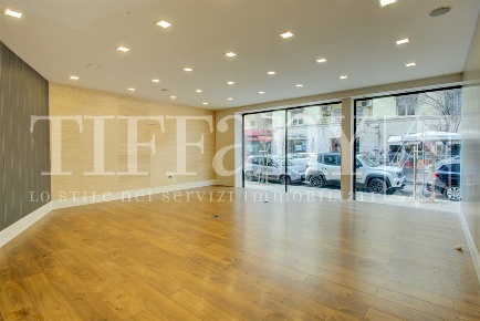 Foto Negozio in Via Filippo Civinini, Roma Euclide di 140 m² con 2 locali