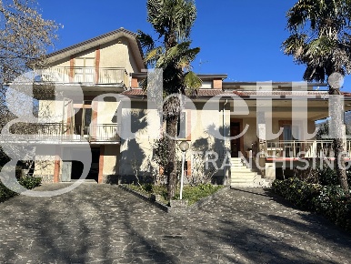 Foto Villa singola in Via Largo Ponte 3, Forino Centro di 320 m² in vendita