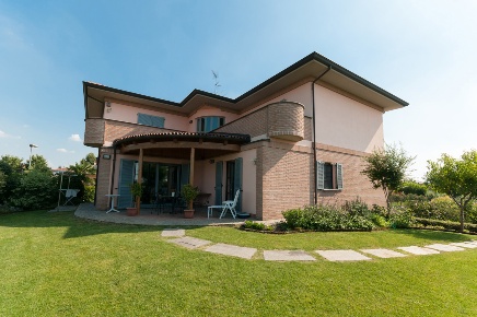 Foto Villa singola a Gossolengo di 330 m² con 5 locali in vendita