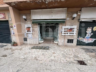 Foto Negozio in Via Dei Gonzaga 38, Roma Pisana - Bravetta di 66 m²